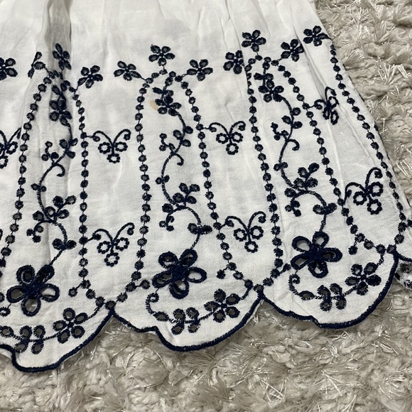 Cute embroidered top - Picture 2 of 4